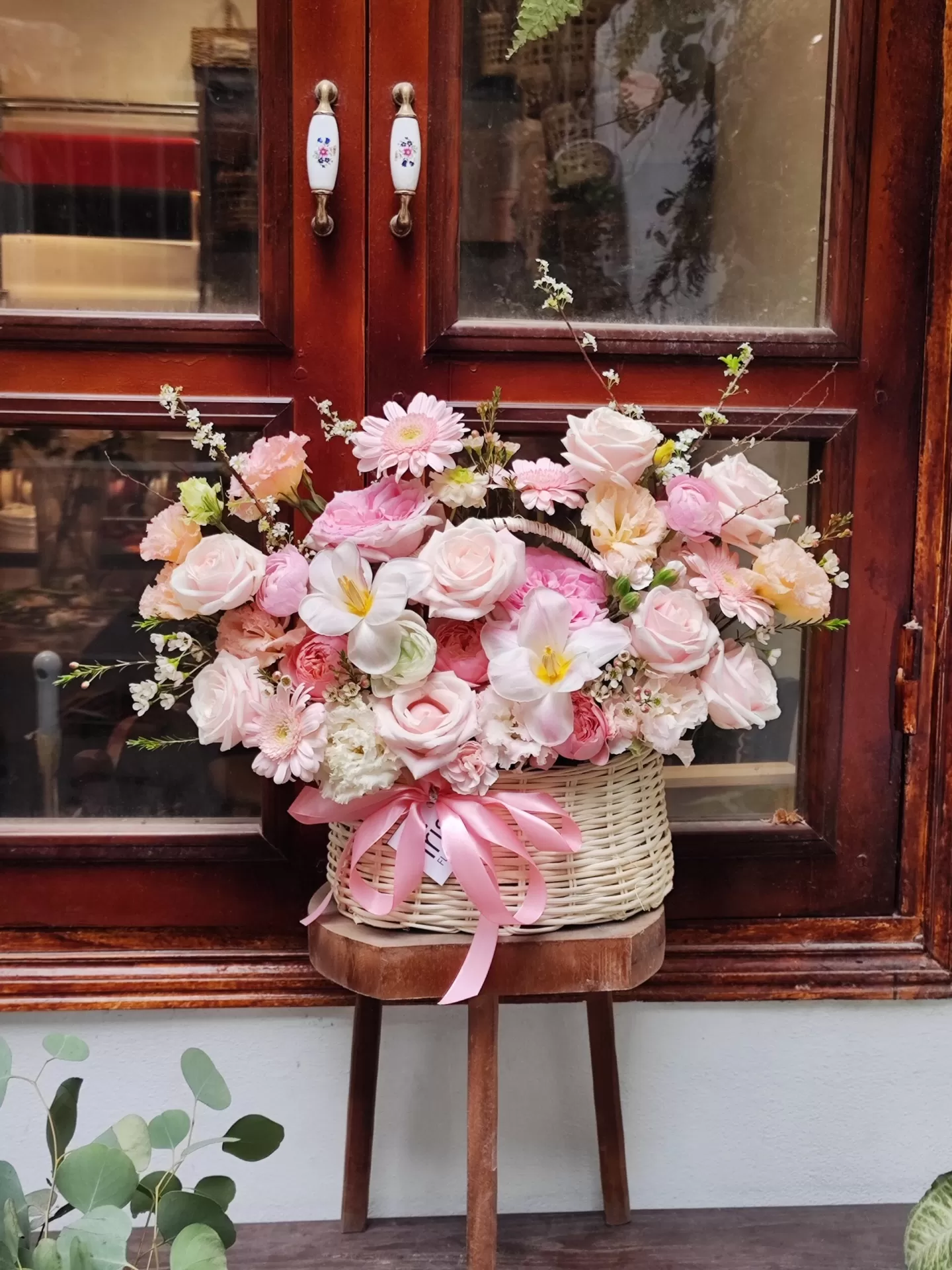 Giỏ hoa mây ton hồng Pastel mix tulip