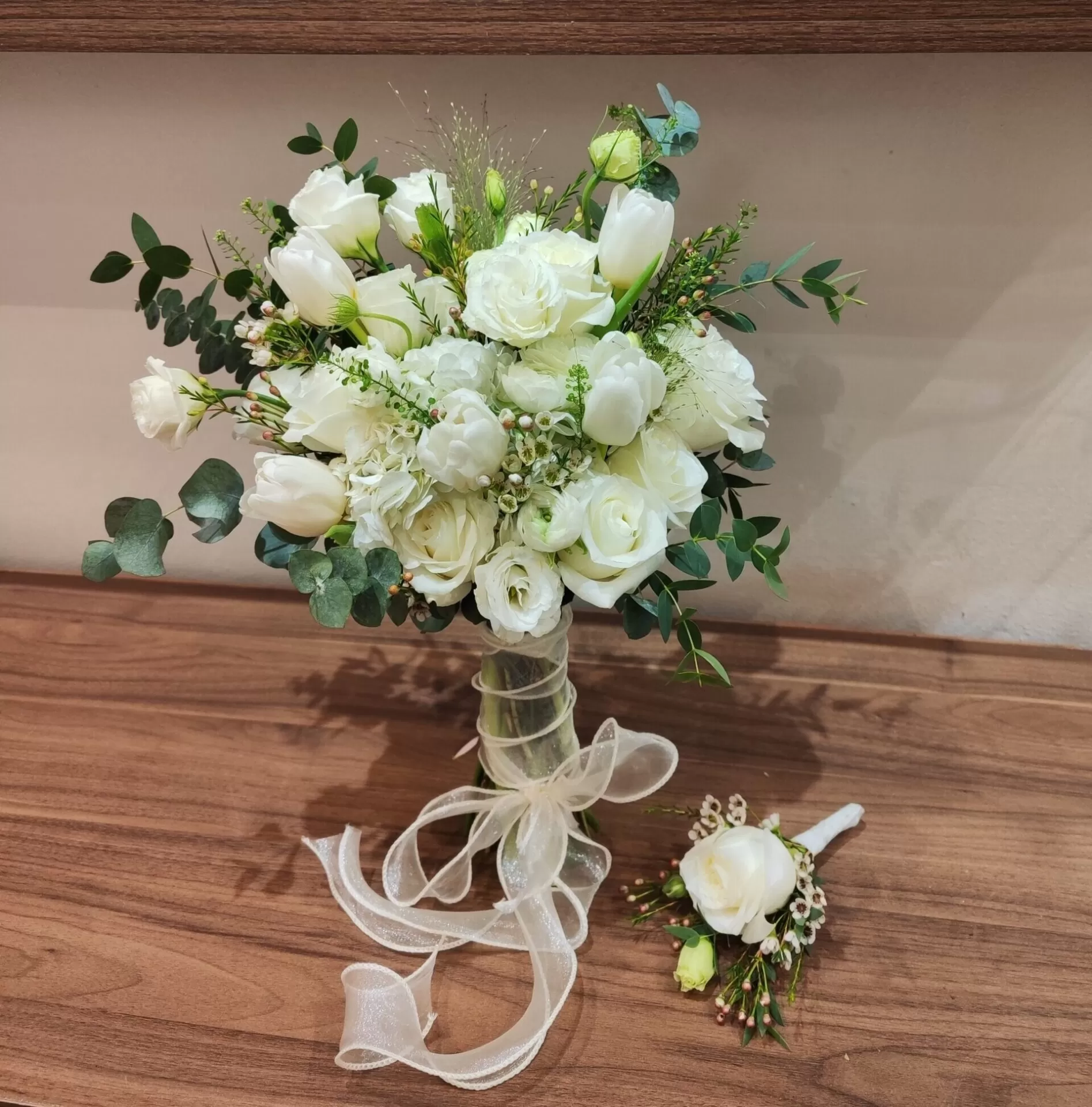 Bó hoa cưới – Tulip Mix Mao lương Tone Trắng