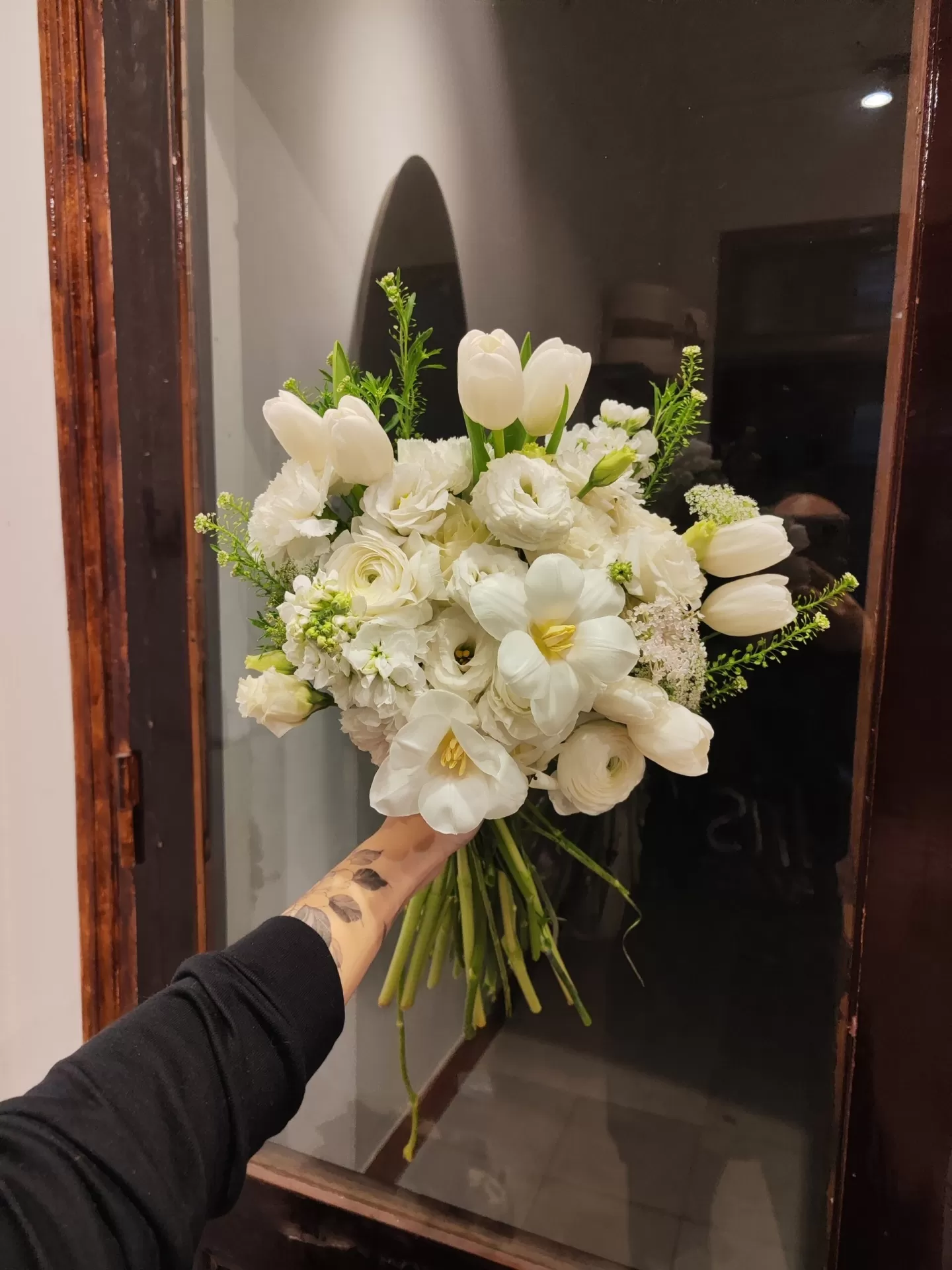 Bó hoa cưới – Tulip Mix Tone Trắng