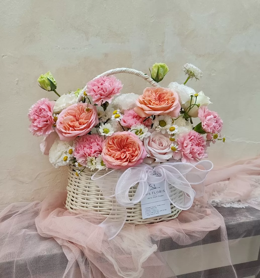 Giỏ hoa tone hồng nhạt mix