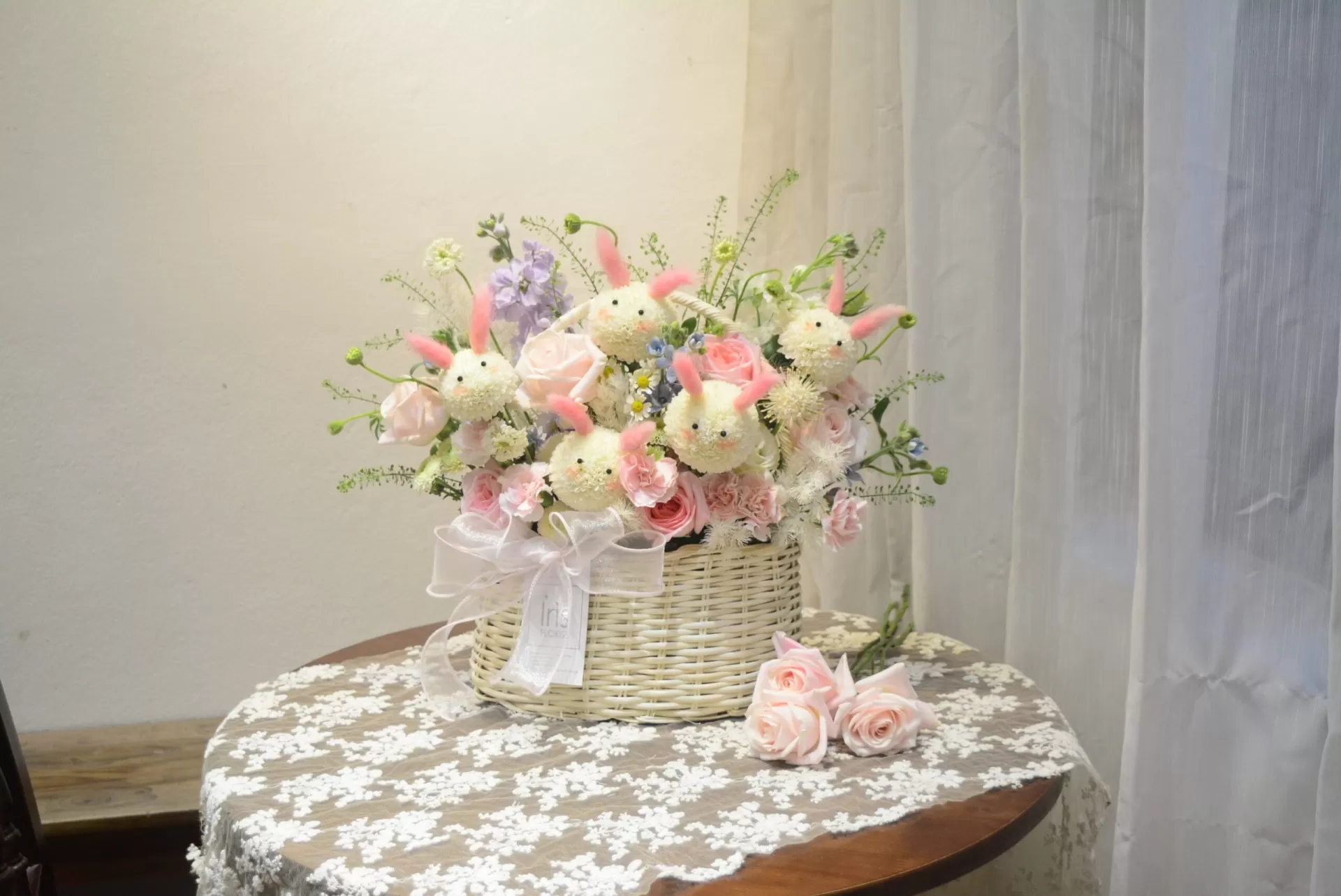 Giỏ hoa mây Thỏ hồng