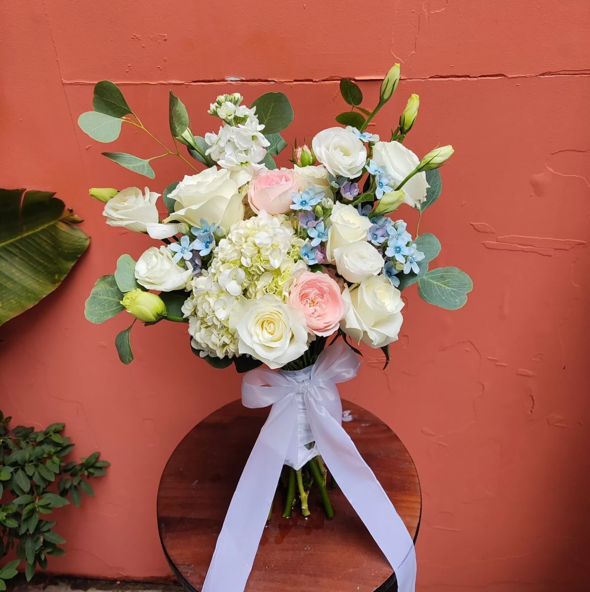 Bó hoa cưới tone trắng mix hồng xanh