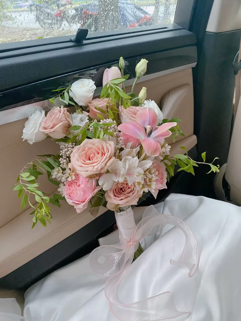 Bó hoa cưới dáng xòe – Tone hồng đất