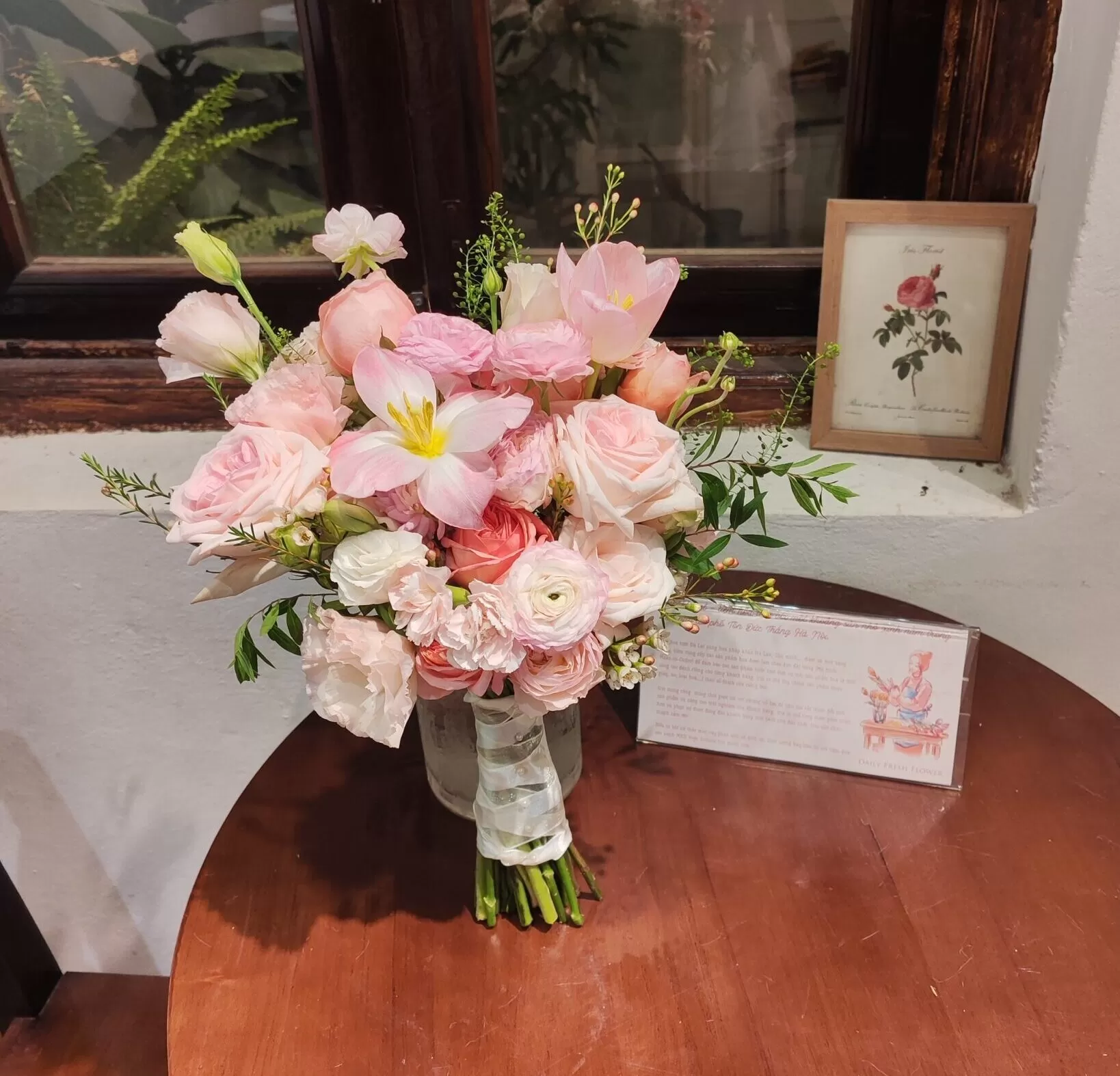 Bó hoa cưới dáng xòe – Tone hồng trắng